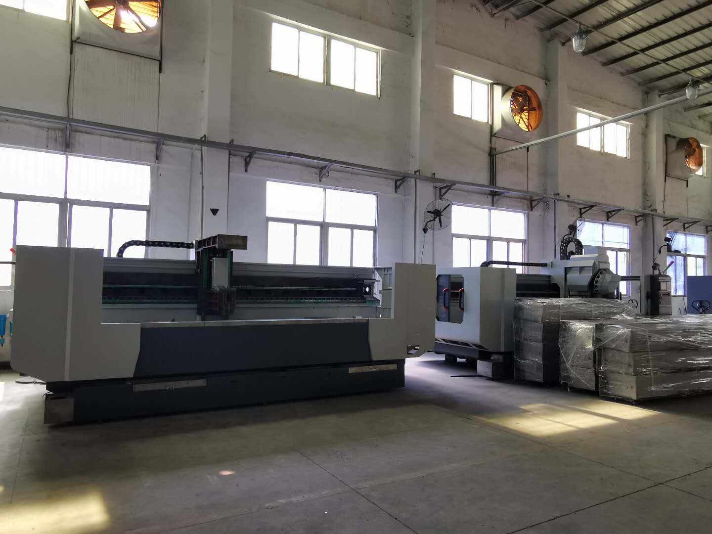 深圳精雕10年來專注研發(fā)了多款數(shù)控機(jī)床！大型精雕機(jī)，大型高光機(jī)，大型雕銑機(jī)等！